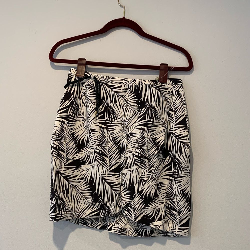H&M floral pleated overlapping viscose mini  skirt size 8
